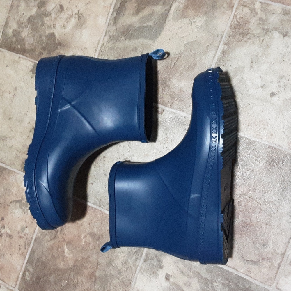 Michael Kors Women's Navy Rain Boots Size 10. - Picture 4 of 12